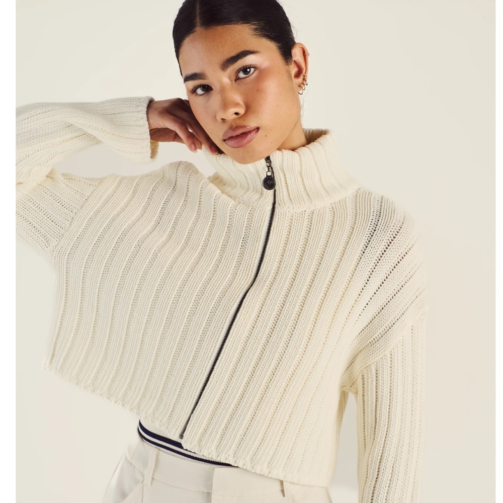 Elegant Ribbed Knit Turtleneck Sweater - Cream